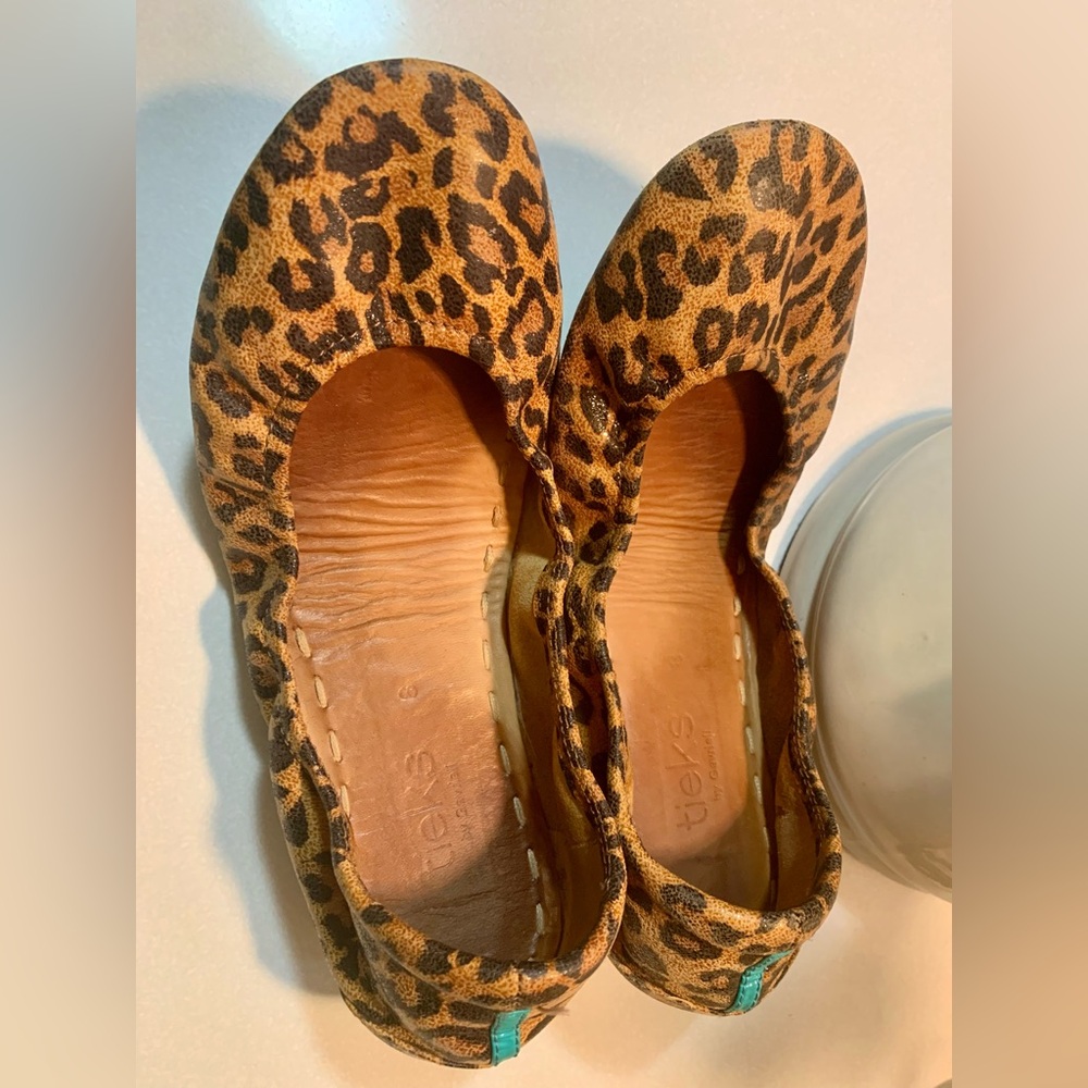 Size 8 leopard Tieks